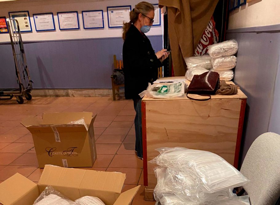 Mujer organizando artículos en un ambiente interior.