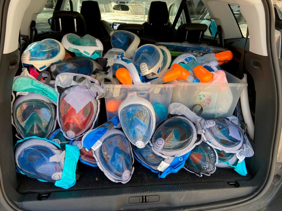Mascarillas de buceo apilados en la parte trasera de un coche.