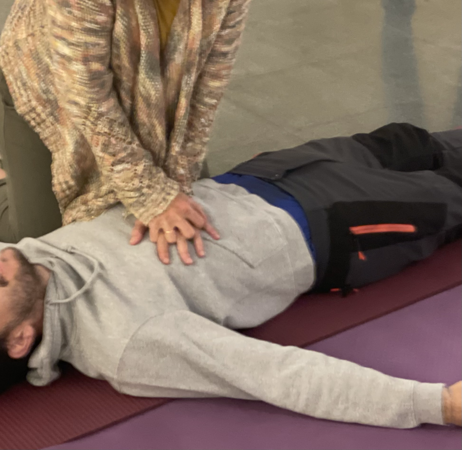 Una persona preparando las manos para realizar maniobras de reanimación cardiopulmonar.