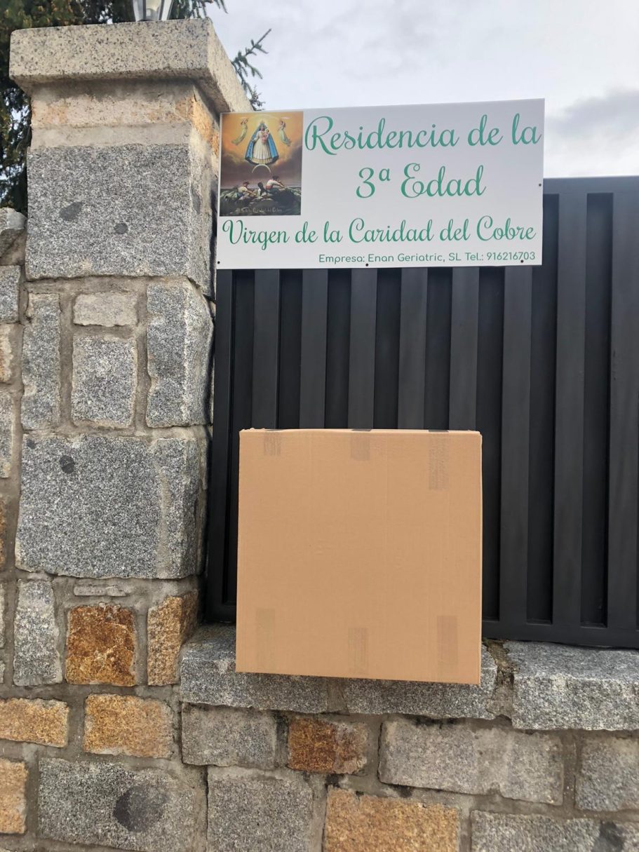 Caja de material colocada junto a un cartel que indica "Fundación de la 5ª Edad".