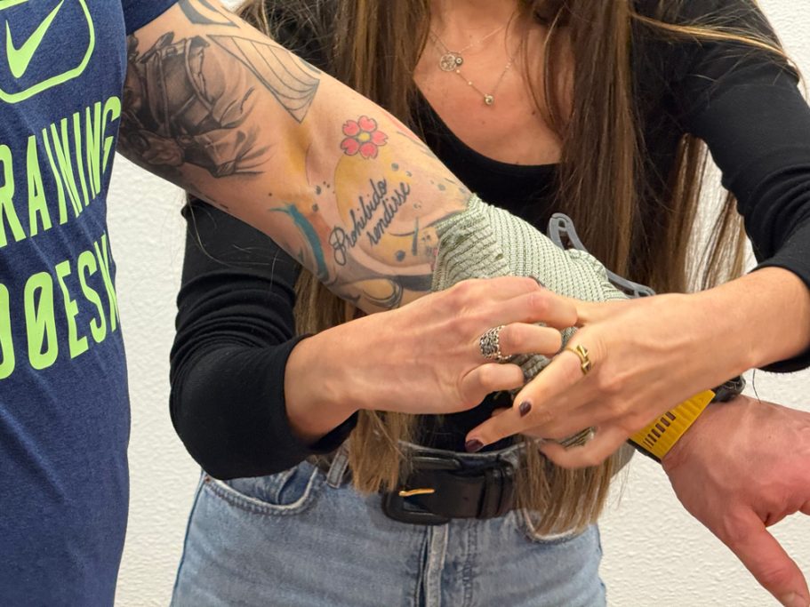 Mujer colocando sobre brazo un vendaje israelí.
