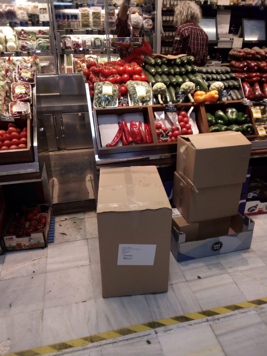 Cajas de material entregadas frutería en un mercado de Madrid.