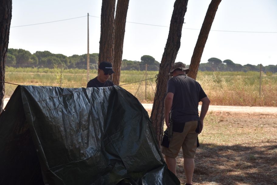 Enseñando a preparar un refugio.