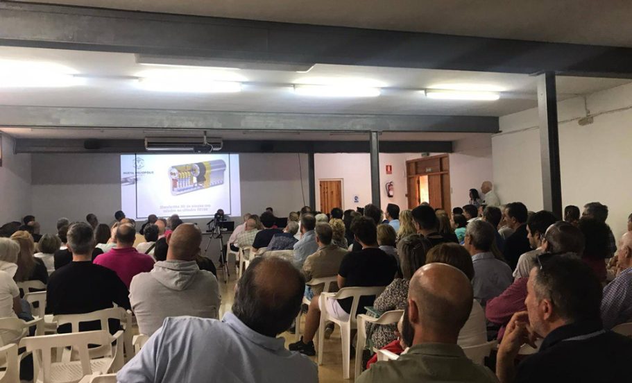 Sala con público asistiendo a un Taller informativo.
