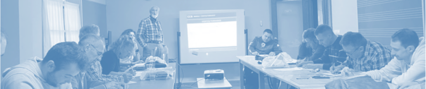 Formación en un aula a un grupo de personas.
