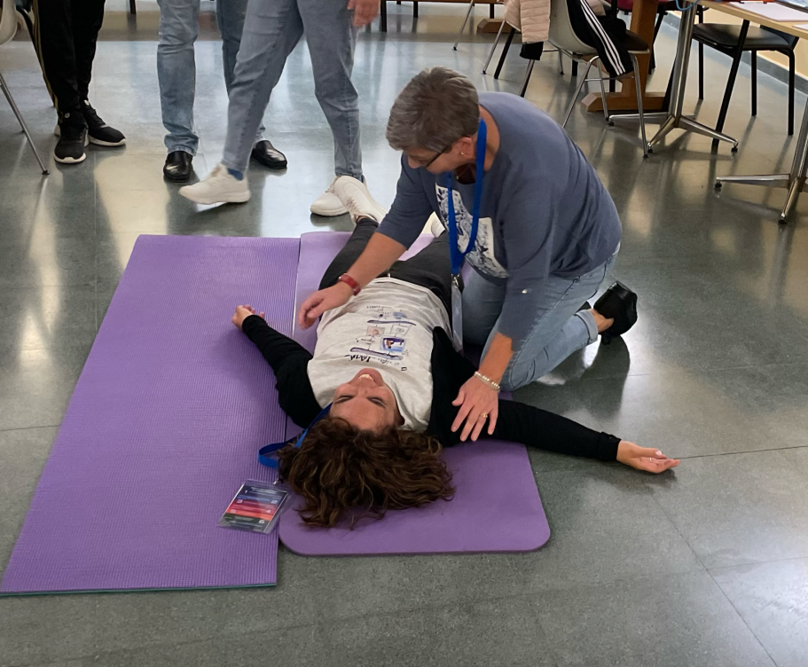 Una persona realiza ejercicio de emergencia en una sala de entrenamiento.