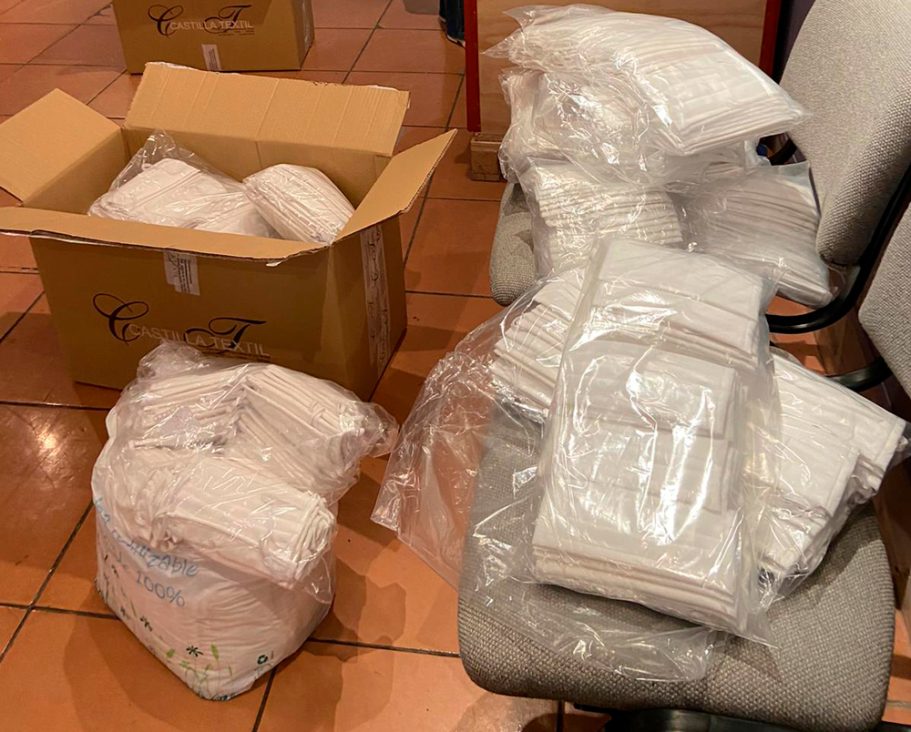 Paquetes de productos en cajas y bolsas.