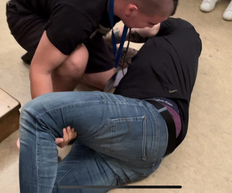 Jóven colocando a otra persona en Posición Lateral de Seguridad en una situación de emergencia.