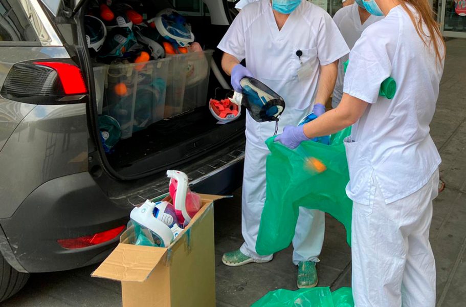 Mascarillas de buceo recogidas por sanitarios.