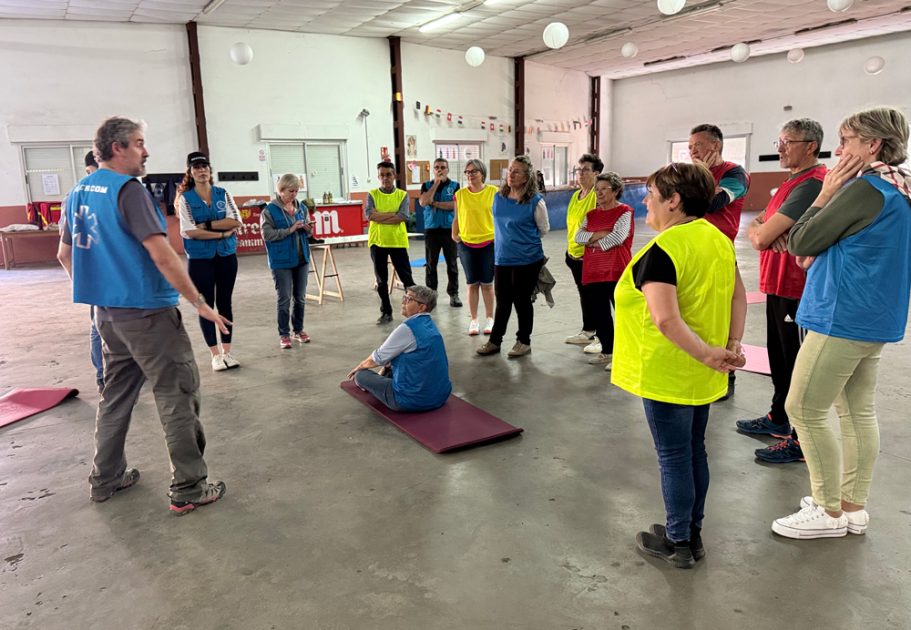 Grupo de personas en un taller, escuchando a un instructor en un entorno interior.