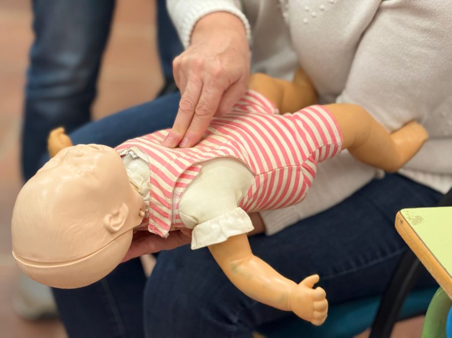 Practica de maniobras de reanimación en un muñeco bebé.
