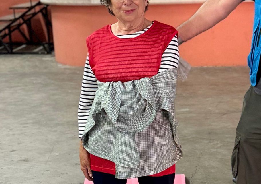 Simulación de posible fractura en brazo, inmovilizado con un jersey a modo de cabestrillo.